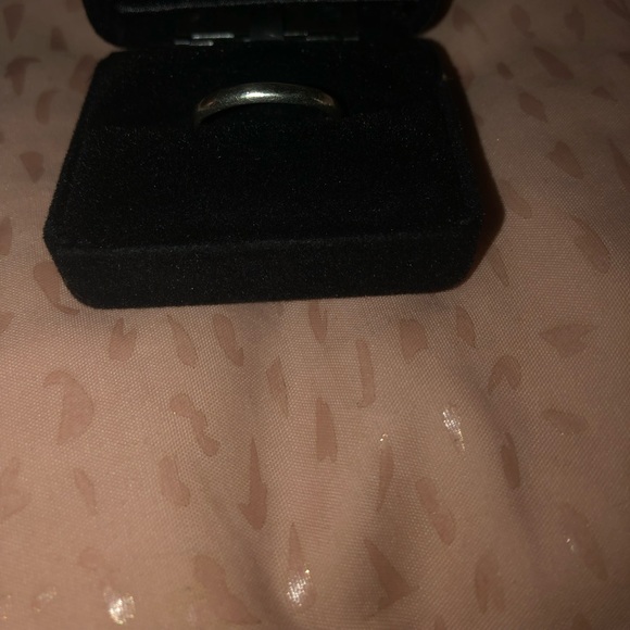 Wedding Band - Mens preowned in good condition - Picture 1 of 4